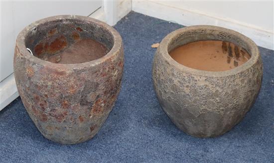 Two garden pots W. 24 and 25cm